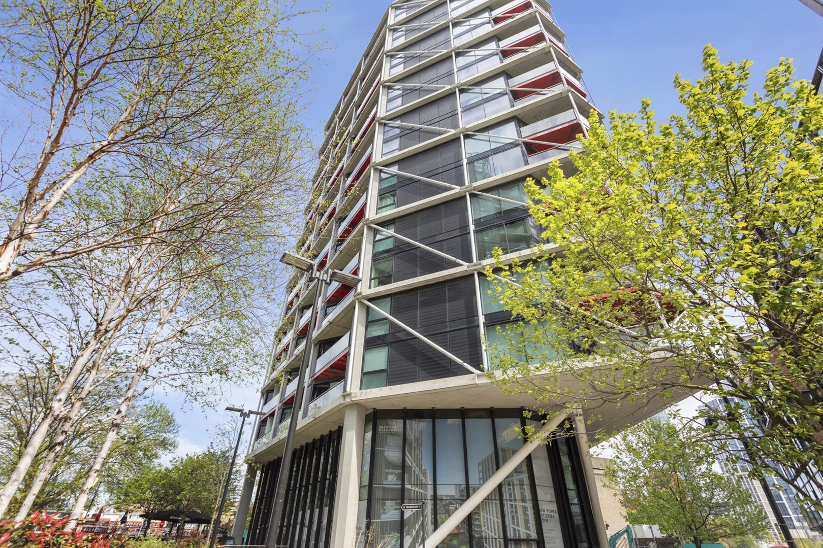 Flat Falcon Grove in Greater London