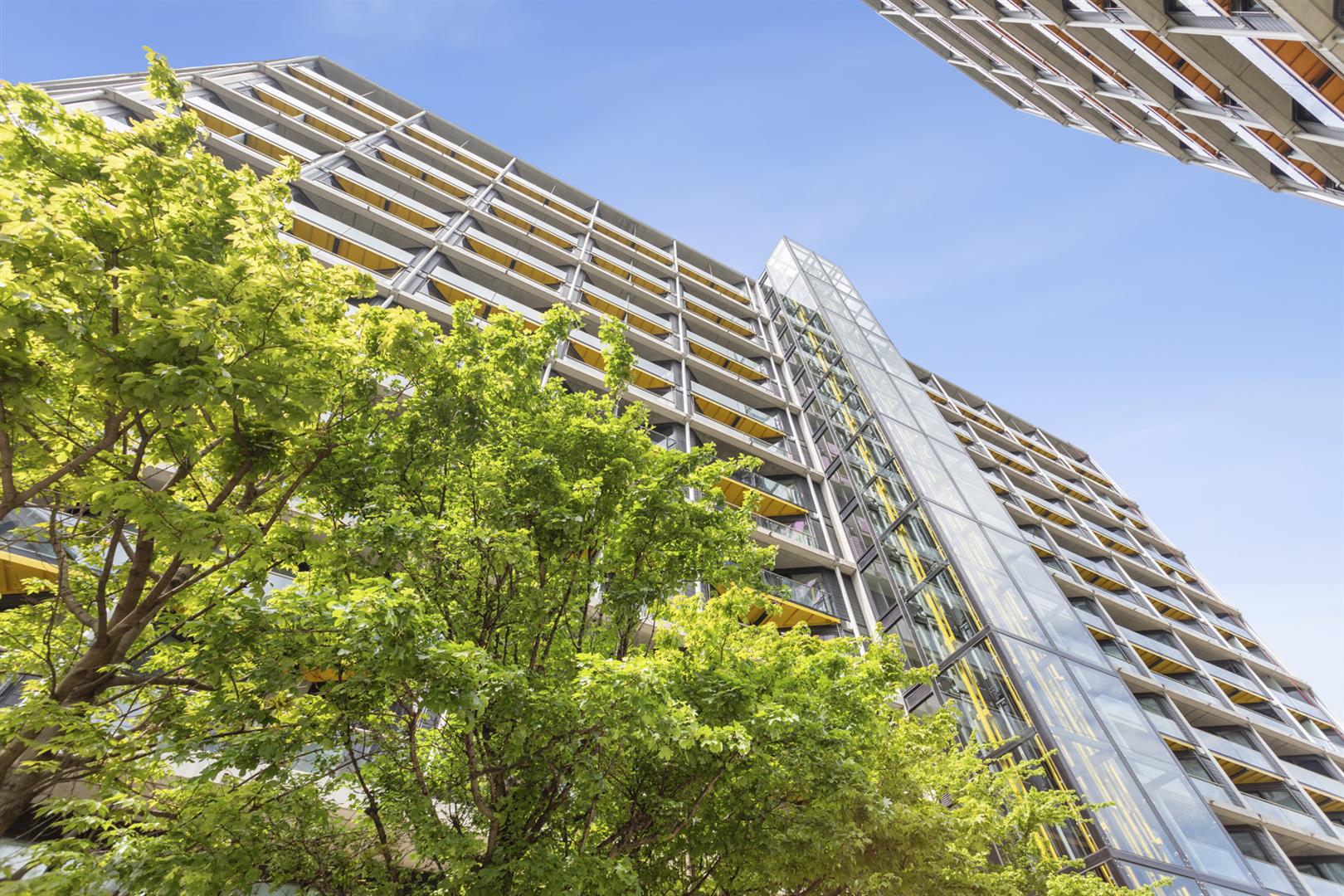 Flat Falcon Grove in Greater London