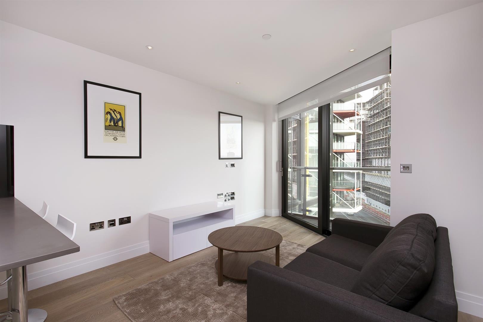 Flat Falcon Grove in Greater London