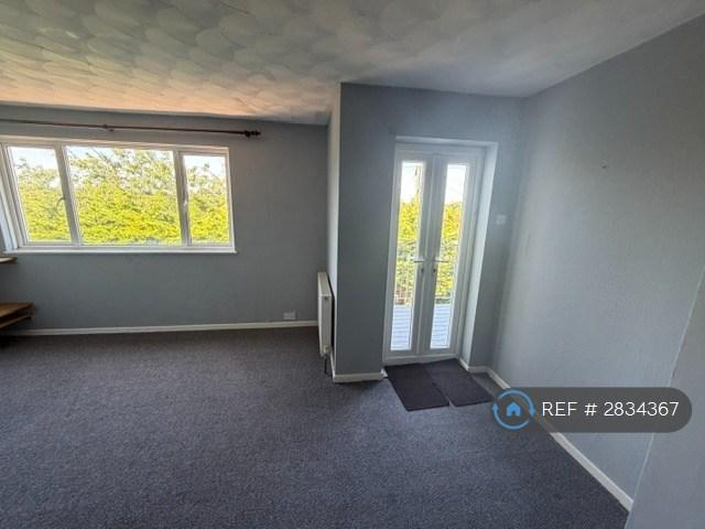 Flat Woodside Close in Northwood