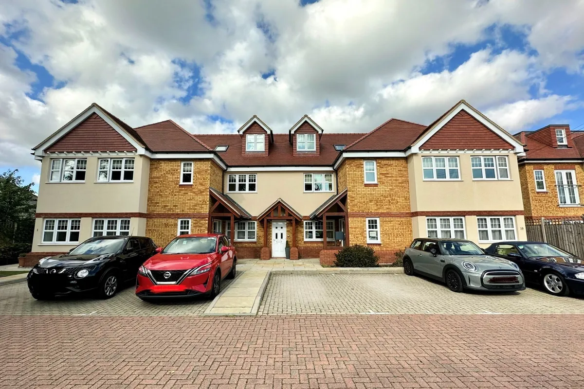 Flat London Road in Aston Clinton