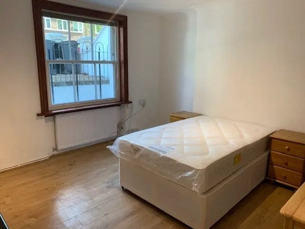 Room Belsize Road in Greater London