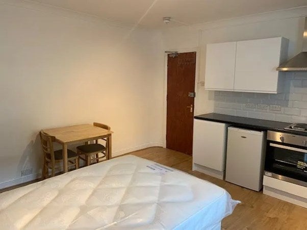 Room Belsize Road in Greater London