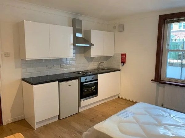 Room Belsize Road in Greater London