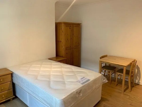 Room Belsize Road in Greater London