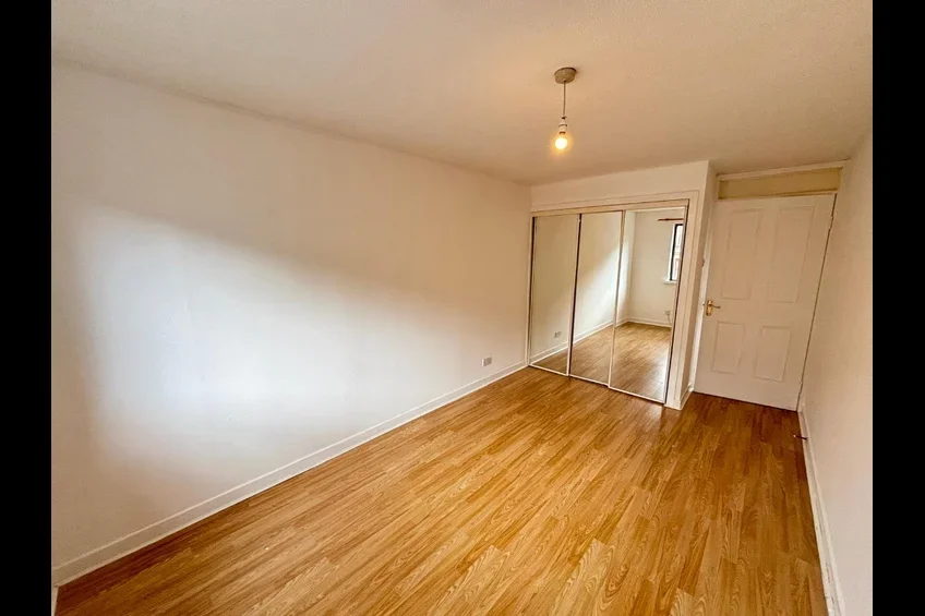 Flat Larkin Gardens in Paisley