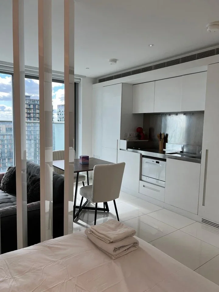 Flat Pan Peninsula Square in Greater London