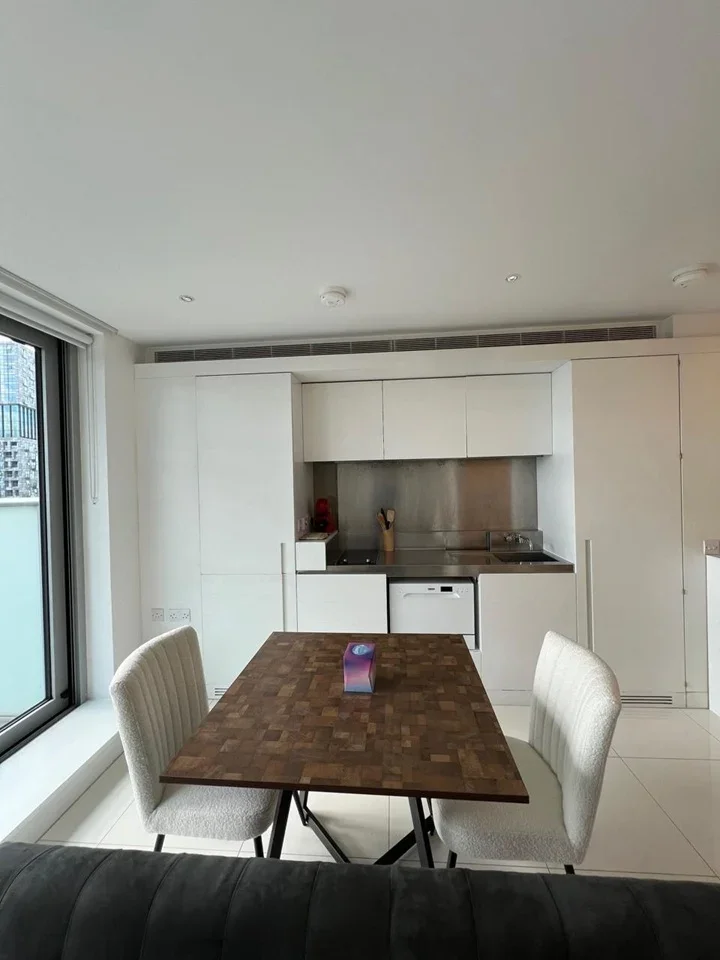 Flat Pan Peninsula Square in Greater London