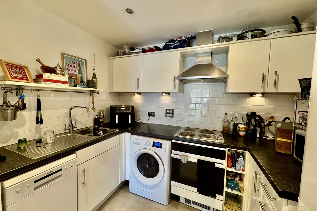 Flat Garratt Lane in Greater London