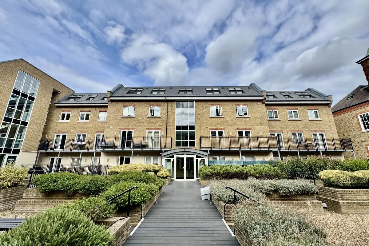 Flat Garratt Lane in Greater London