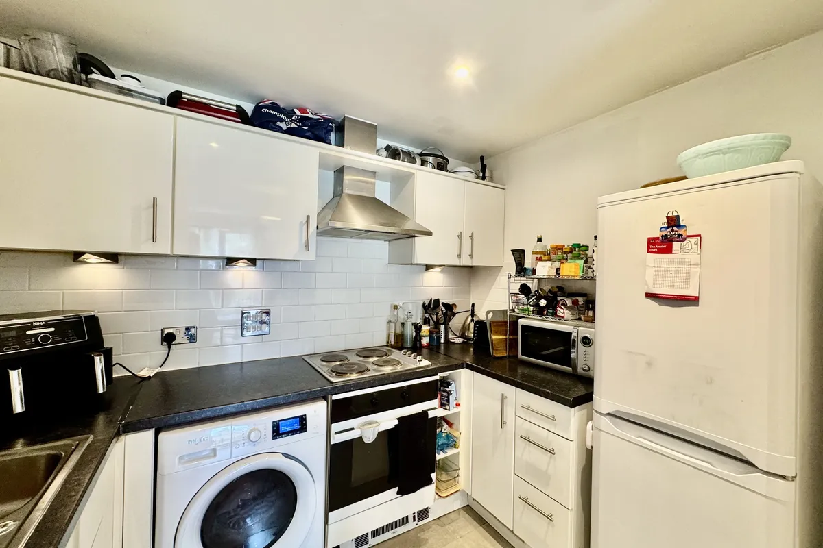 Flat Garratt Lane in Greater London