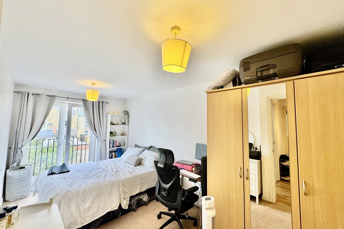 Flat Garratt Lane in Greater London
