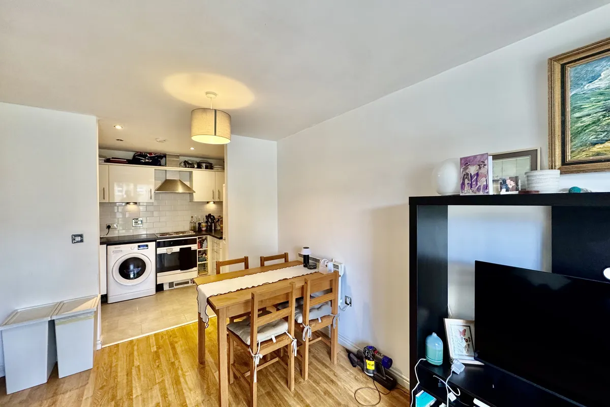 Flat Garratt Lane in Greater London