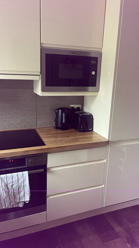 Room Manor Court in Greater London