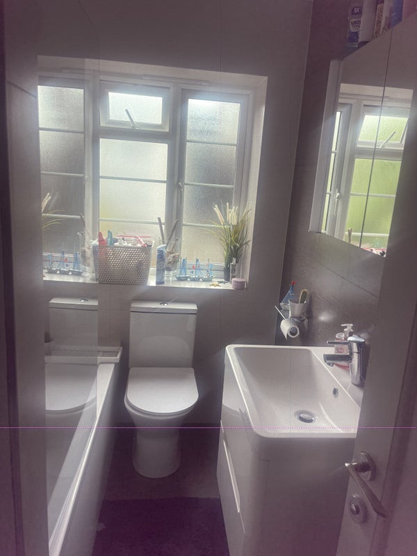 Room Manor Court in Greater London