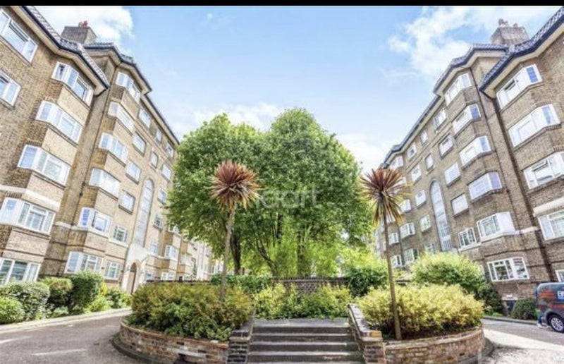 Room Manor Court in Greater London