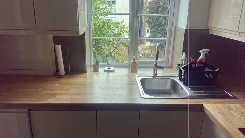 Room Manor Court in Greater London