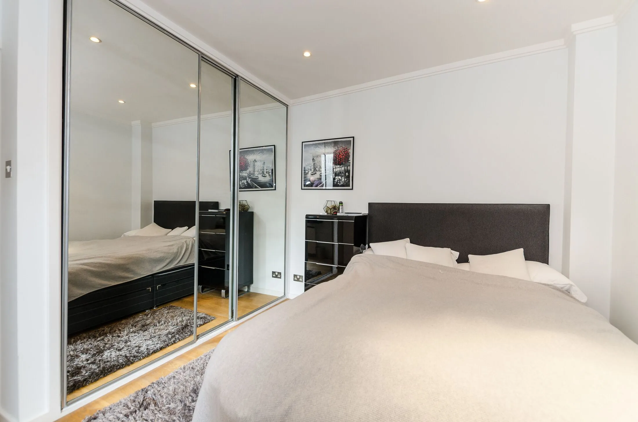 Flat Pembroke Place in Greater London