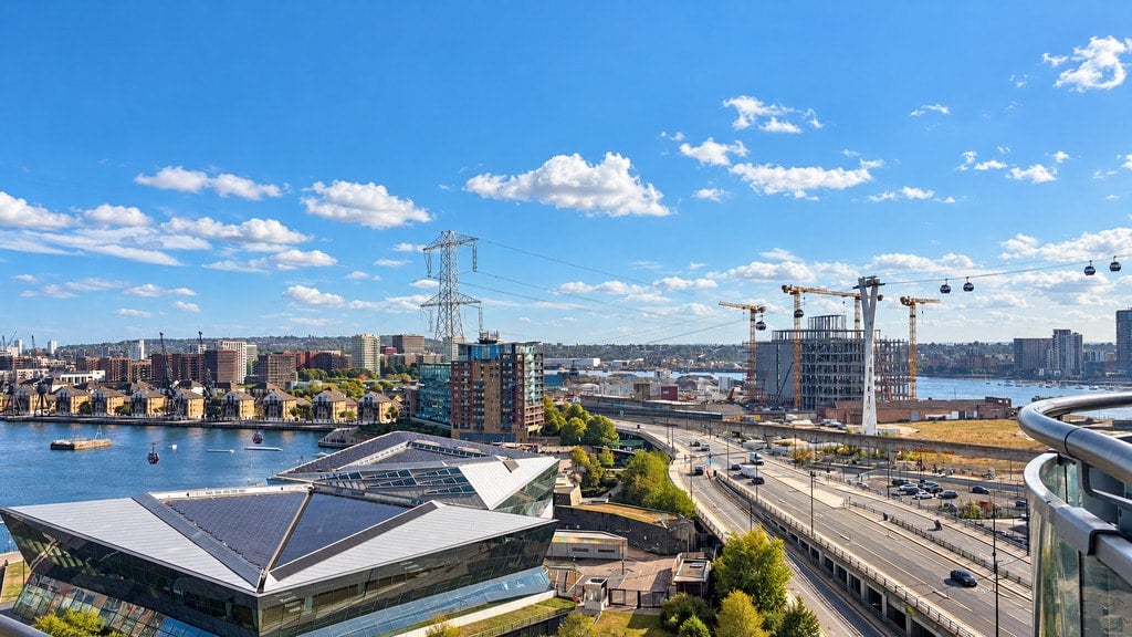 Flat Silvertown Way in Greater London
