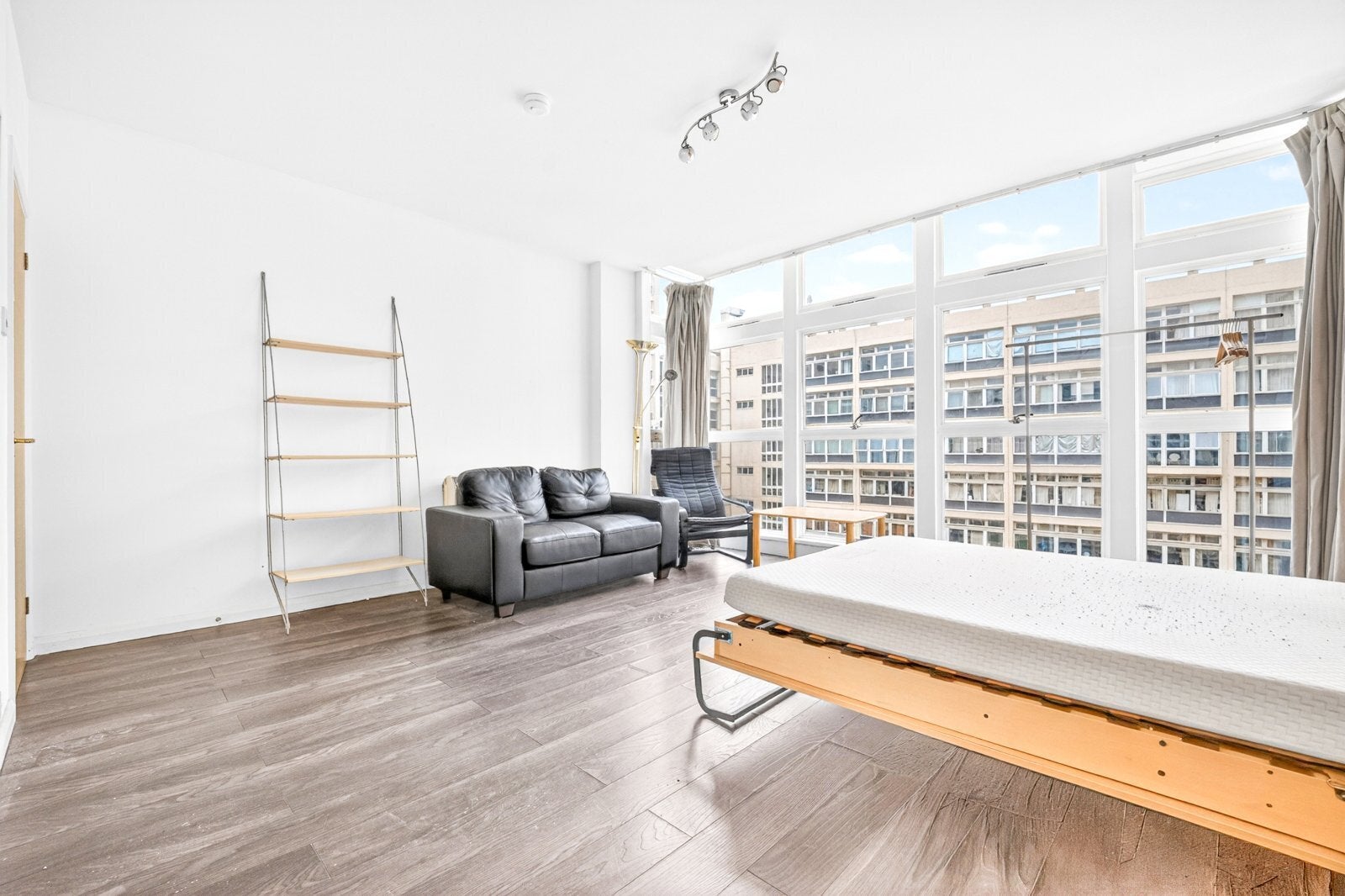Flat Newington Causeway in Greater London
