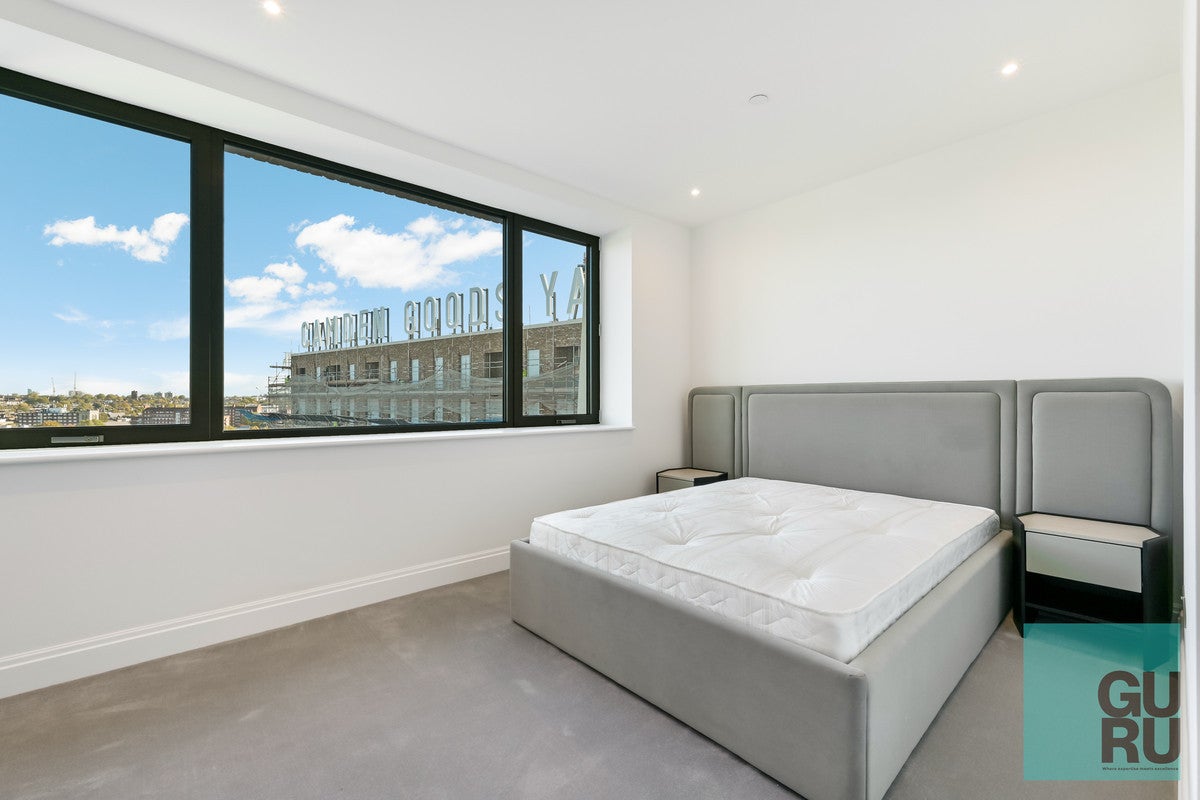 Flat Chalk Farm Road in Greater London