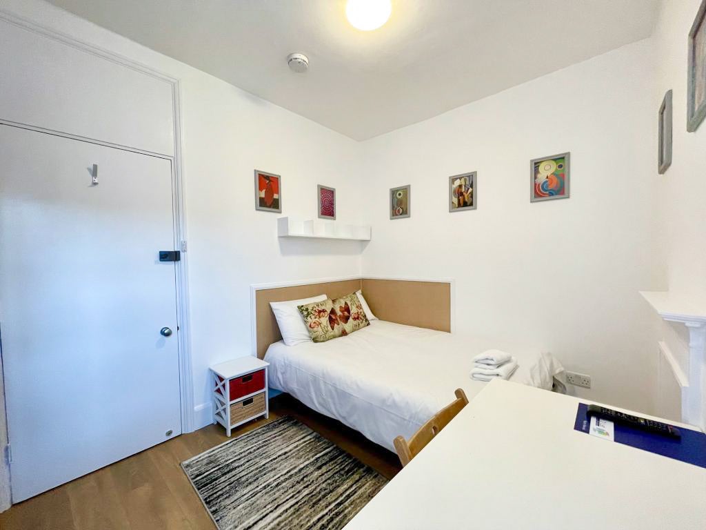 Room Fulham Palace Road in Greater London