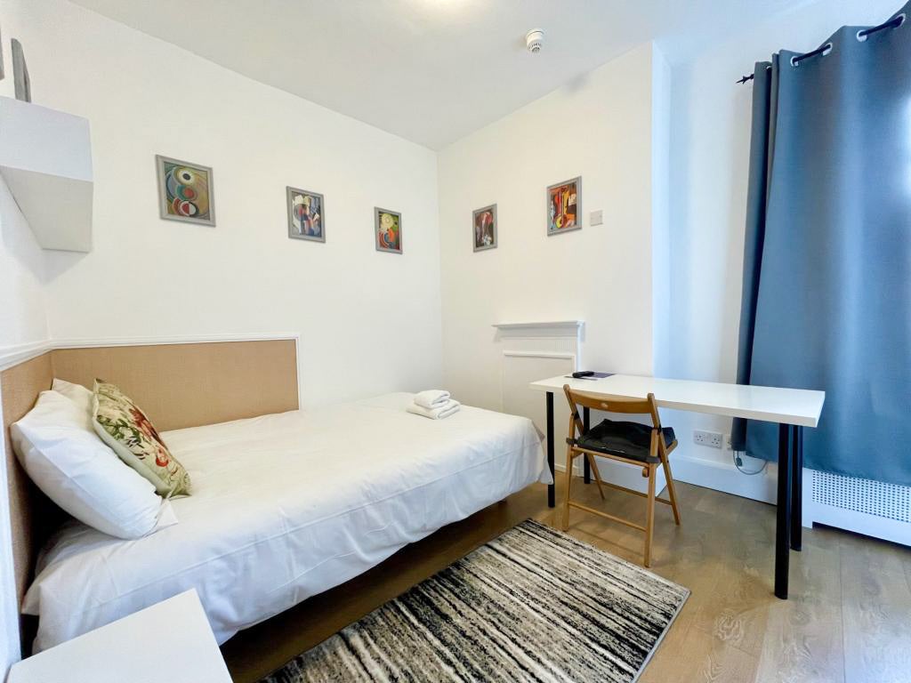 Room Fulham Palace Road in Greater London