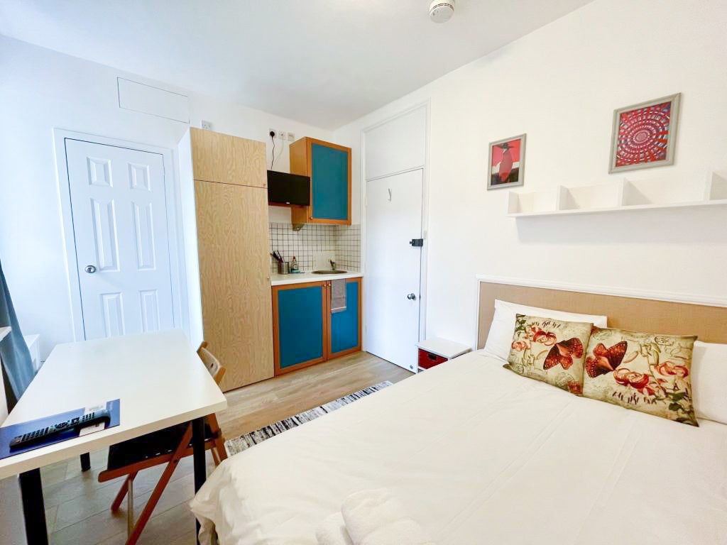 Room Fulham Palace Road in Greater London