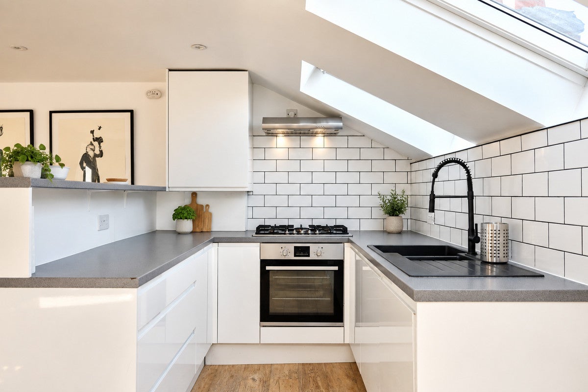 Flat Meeting House Lane in Greater London