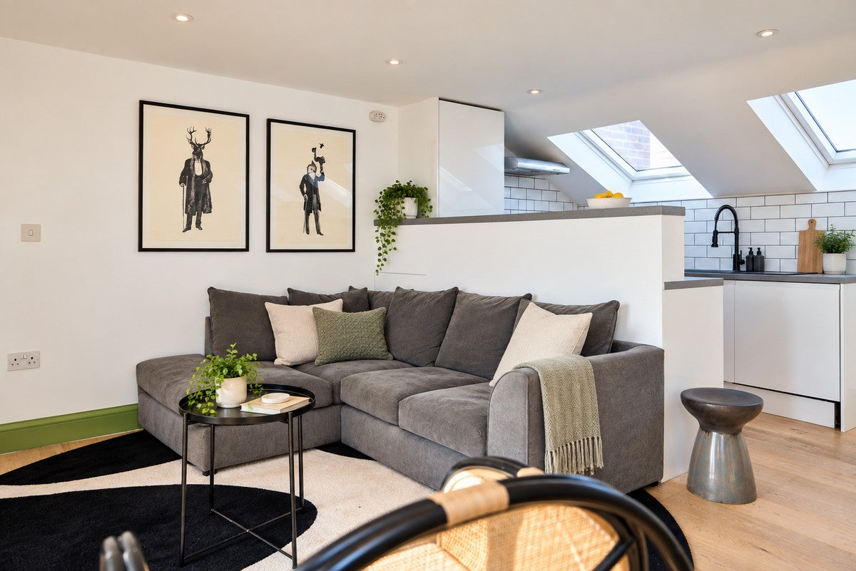 Flat Meeting House Lane in Greater London