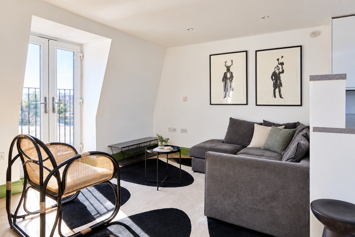 Flat Meeting House Lane in Greater London