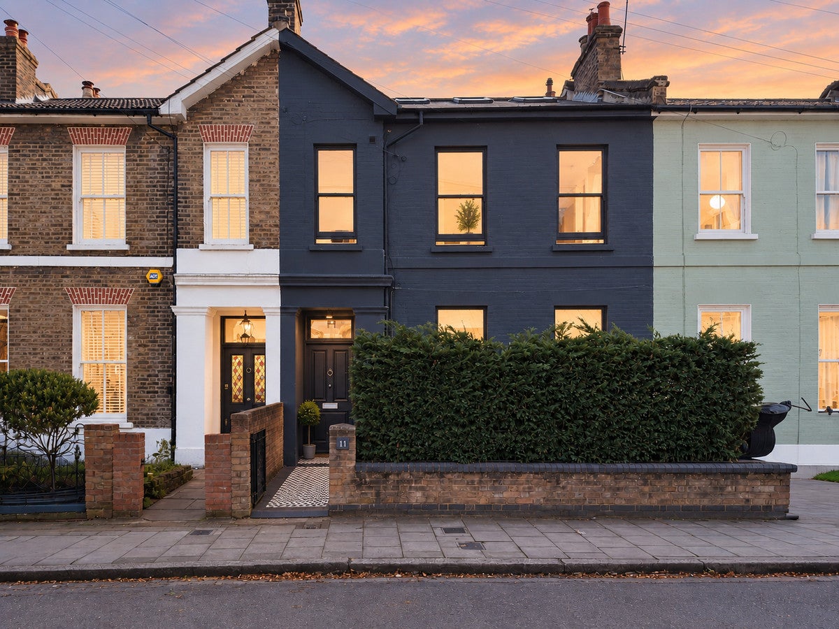 Flat Meeting House Lane in Greater London