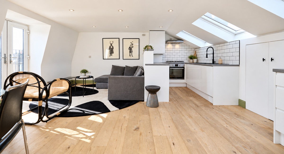 Flat Meeting House Lane in Greater London