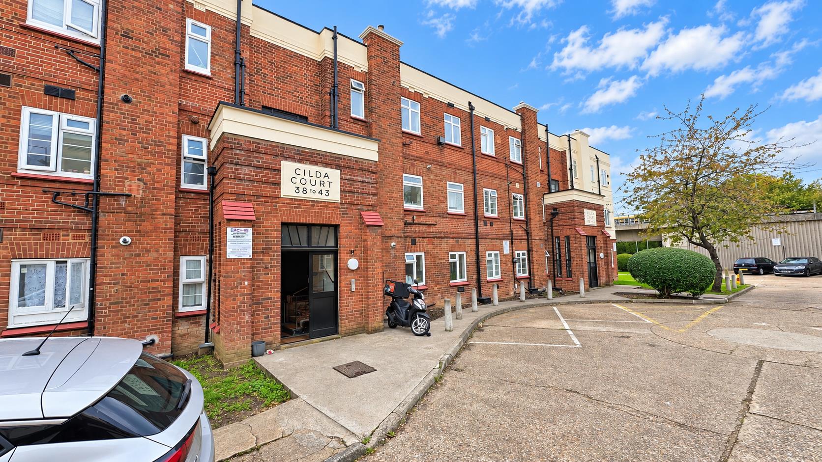 Flat Great North Way in Greater London