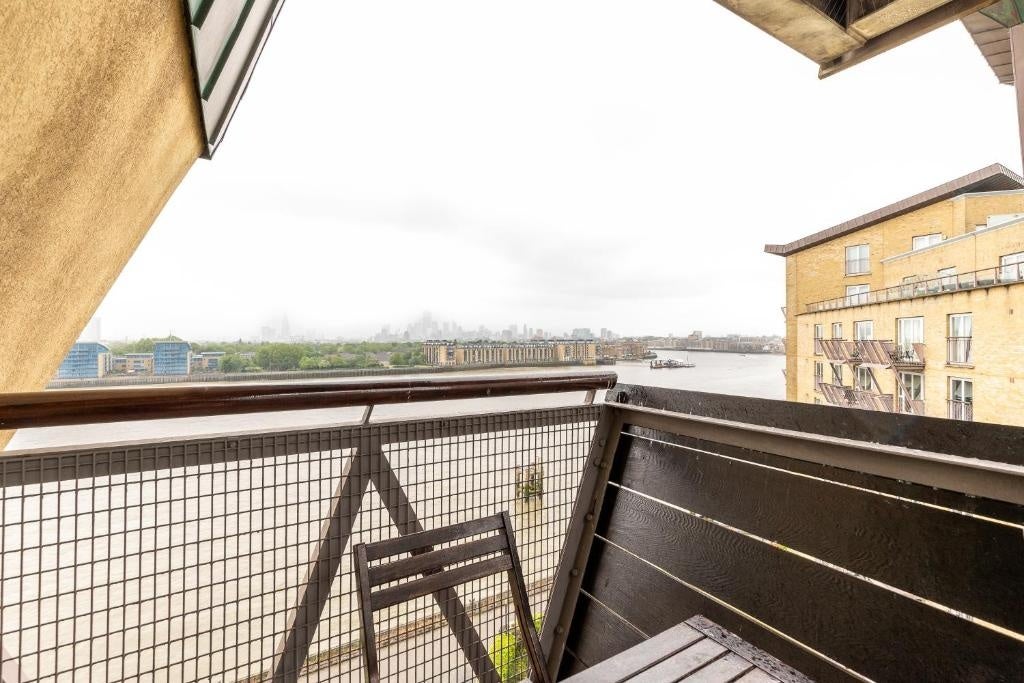 Flat Westferry Road in Greater London