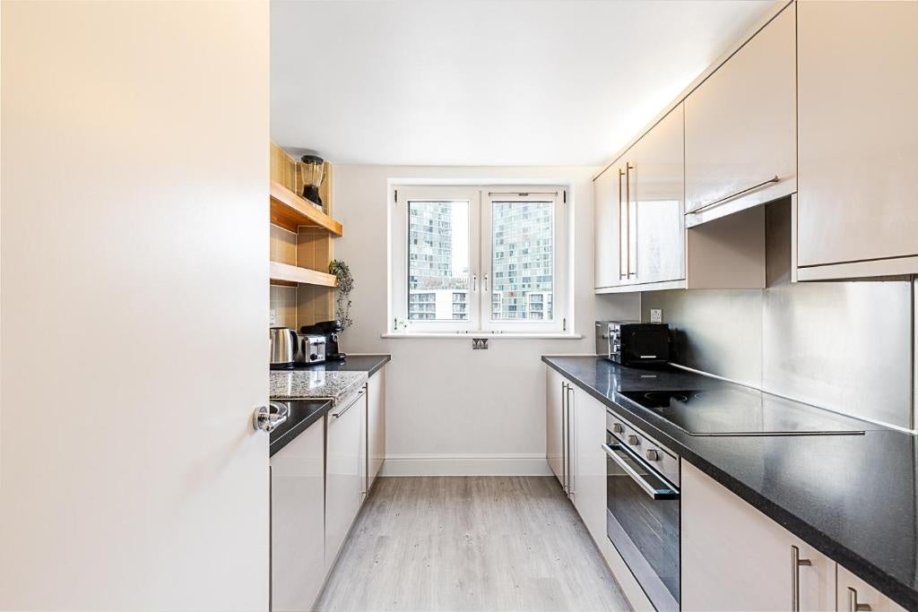 Flat Westferry Road in Greater London