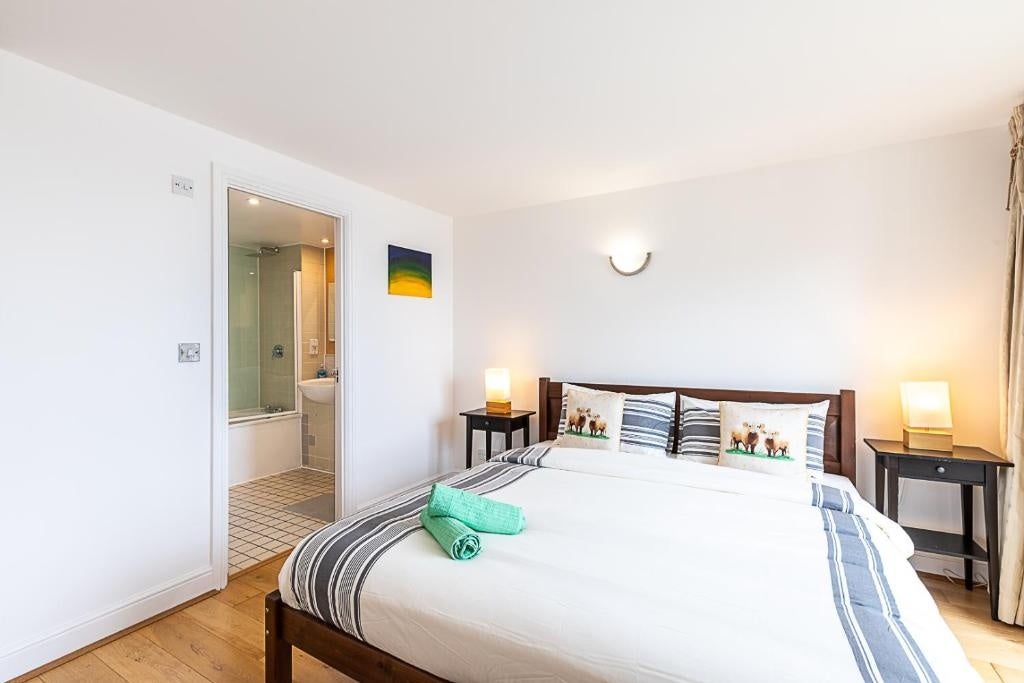 Flat Westferry Road in Greater London
