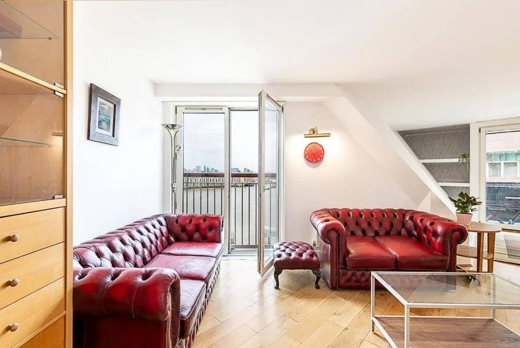 Flat Westferry Road in Greater London