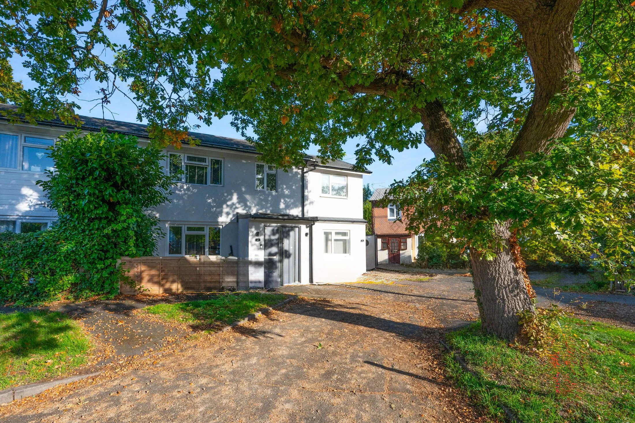 Flat Mayfield Close in Borough of Runnymede