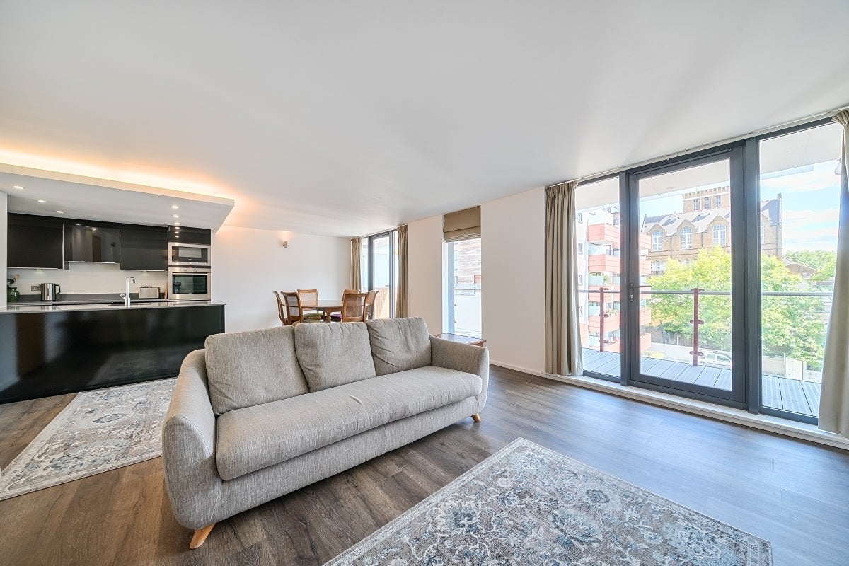 Flat Barlby Road in Greater London