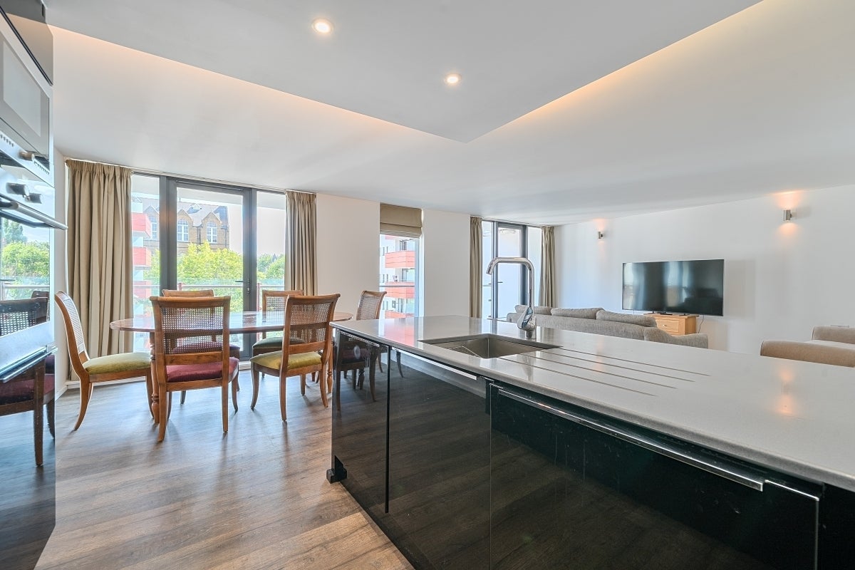 Flat Barlby Road in Greater London