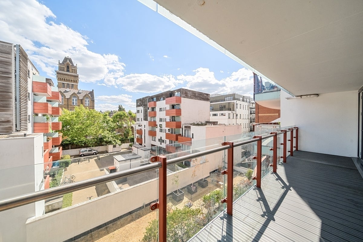 Flat Barlby Road in Greater London