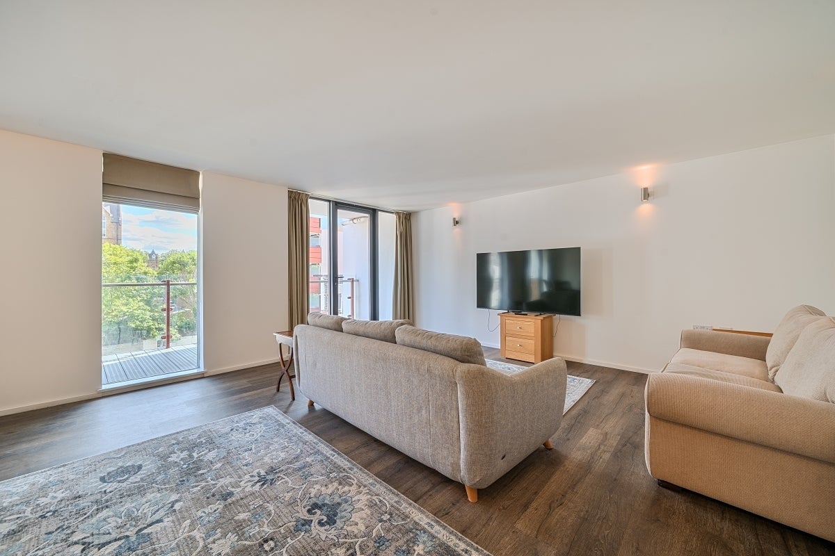 Flat Barlby Road in Greater London