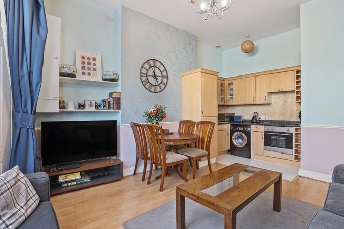 Flat Castletown Road in Greater London