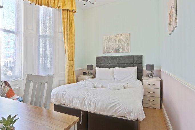 Flat Castletown Road in Greater London