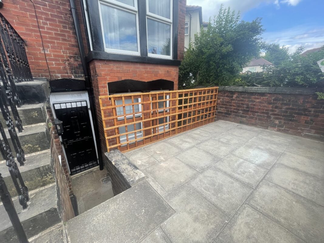 Flat Trelawn Avenue in Leeds