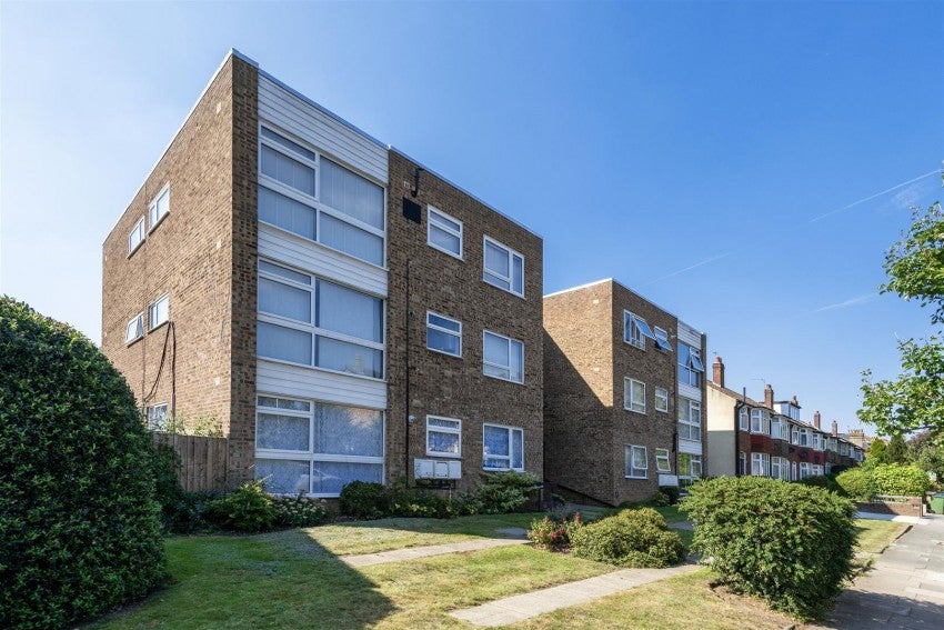 Flat Elderslie Road in Greater London