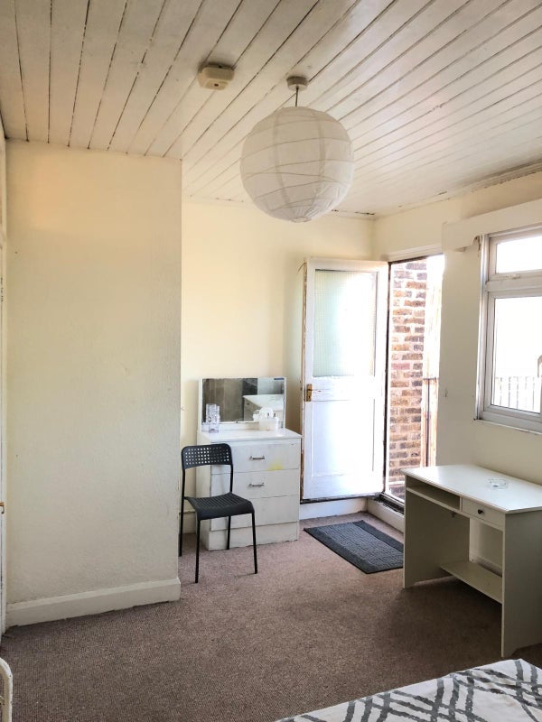 Room Manor Road in Greater London