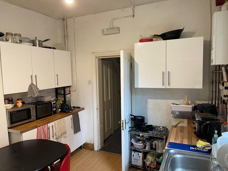 Room Manor Road in Greater London