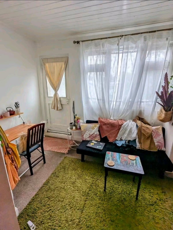 Room Manor Road in Greater London